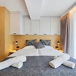 Everest Apartment