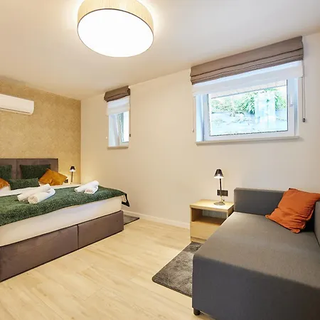 Everest Apartment